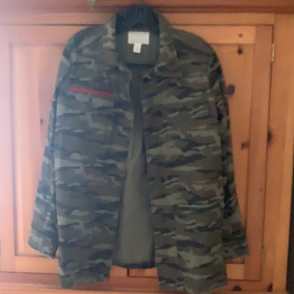 Like new camo light weight coat - Picture 1 of 3